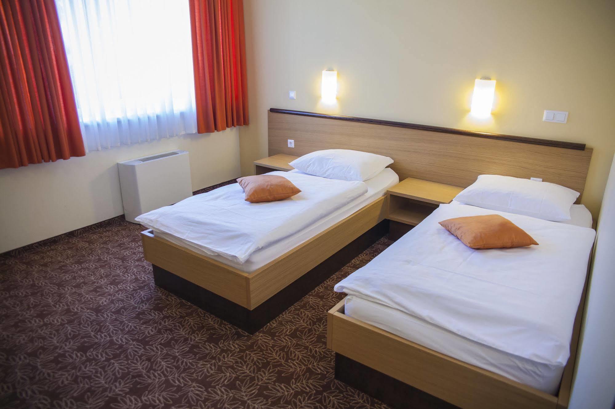 Hotel Bela Krajina Metlika Exterior foto